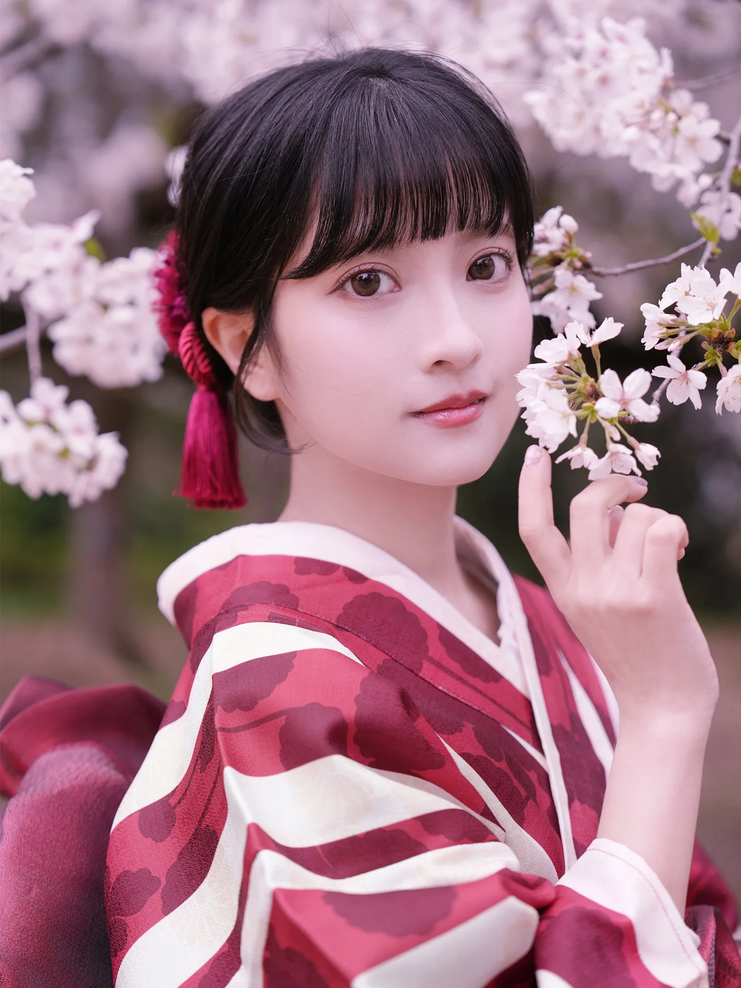 Ensemble kimono pour femme à rayures rouges – Tenue de séance photo de style japonais résistante aux rides