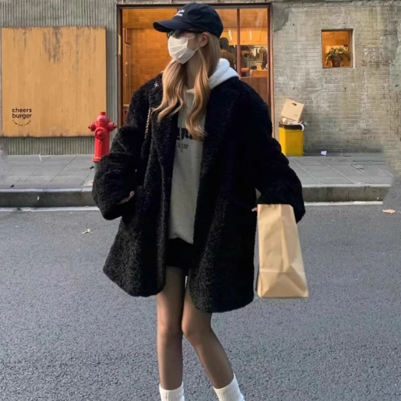 

Женская короткая куртка из искусственного меха ягненка 2026 года, однотонная, с отложным воротником, длинными рукавами, на одной пуговице, прямого кроя, повседневная, осенне-зимняя