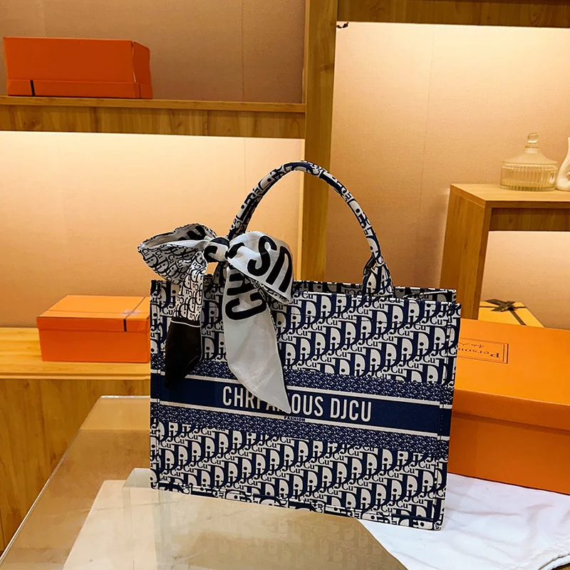 

Женская сумка с вышивкой для пригородных поездок. 2025 г., новая европейская и американская мода, шелковый шарф с принтом, большая вместительная женская сумка-тоут