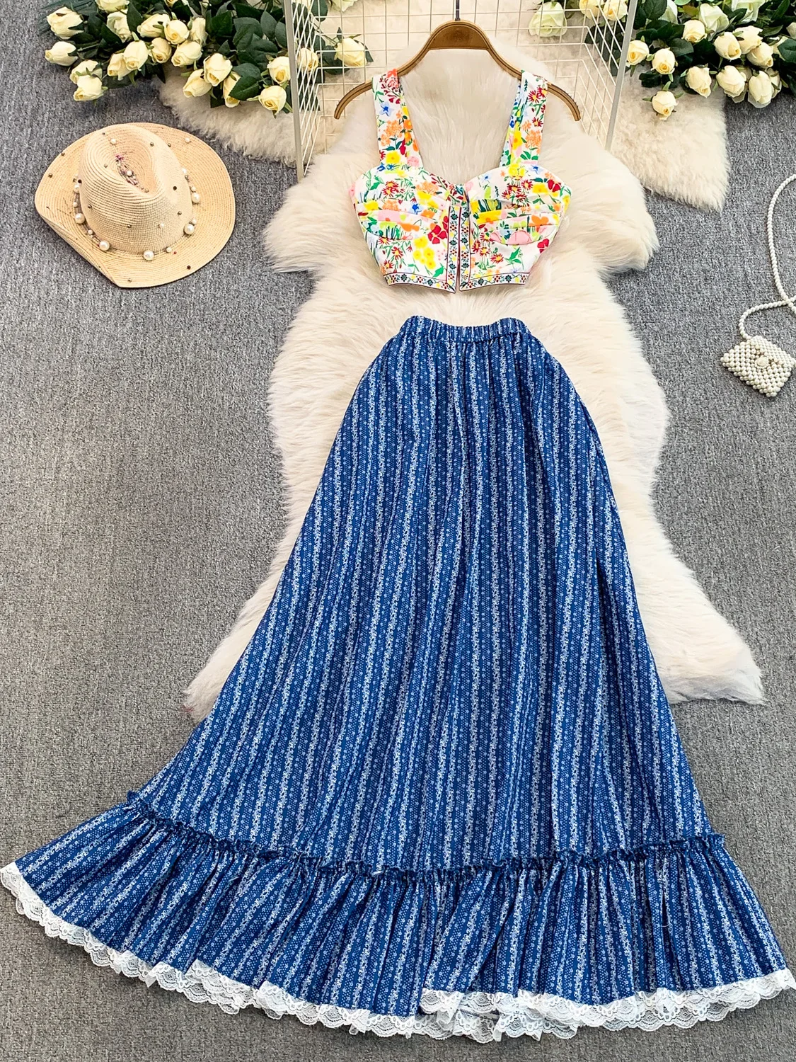 

Комплект из двух предметов: топ с принтом и вкладышами для груди, а также плиссированная длинная юбка с высокой талией, кружевными вставками и эффектом похудения.