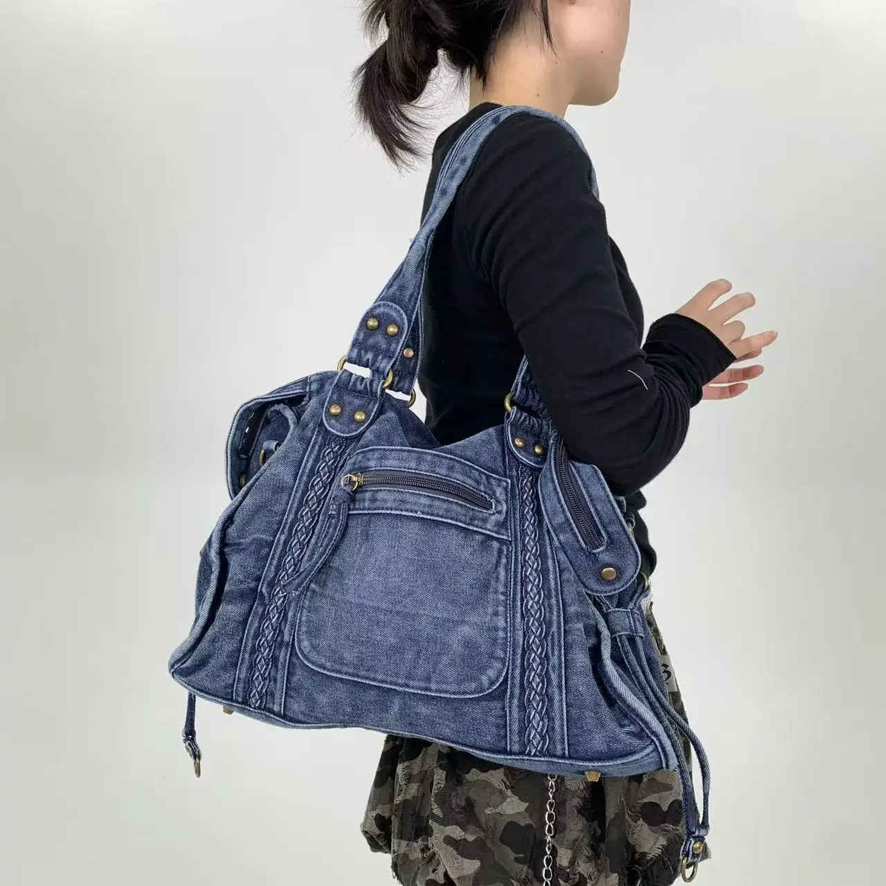Ladies' fashionable retro Y2K spicy girl handbag, large capacity, multiple pockets, woven design, punk crossbody bag