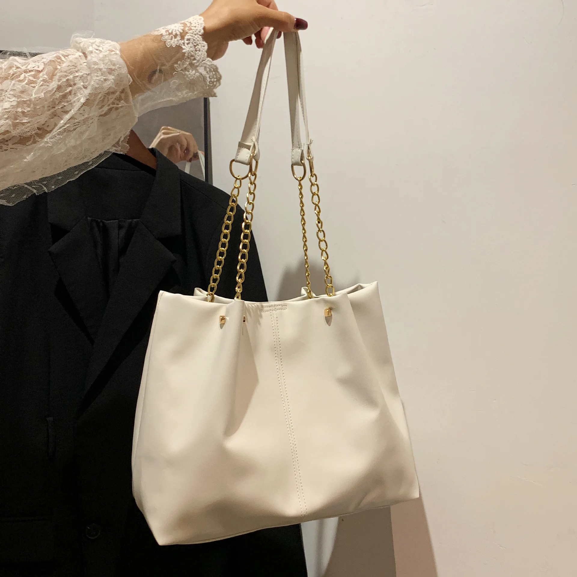 2023 Women Messanger Bags Pu Leather Large Capacity Tote Bag Texture Fashion Chain College Students Simple Commuter Handbag