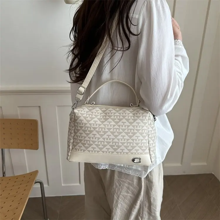 

Элегантные дизайнерские кожаные сумки для подгузников в винтажном стиле, большая вместимость, роскошная модная сумка через плечо для женщин.