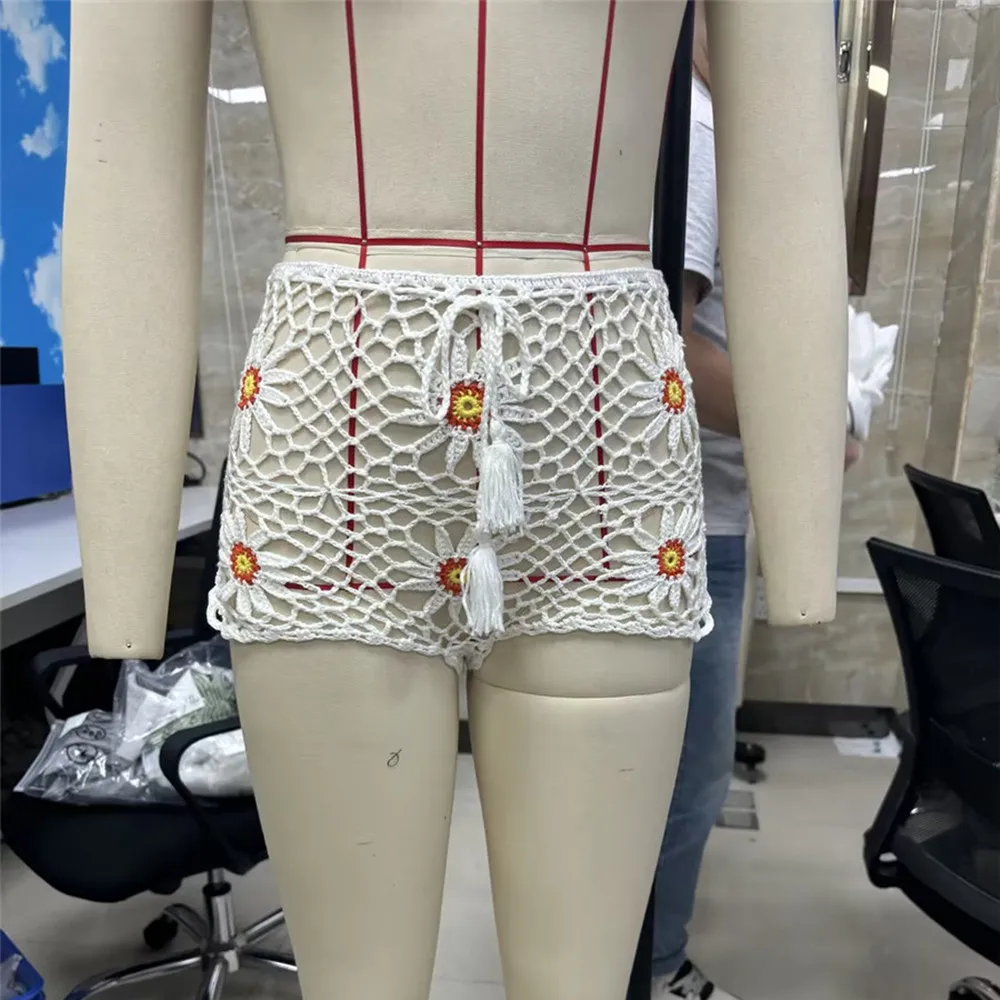 شورت نسائي للتستر مفرغ، شورت كروشيه أنيق بفتحة زهور ورباط جانبي للسباحة على الشاطئ والعطلات والسفر