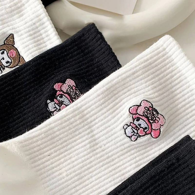 Sanrio Kawaii Anime Cotton Socks Cinnamorol Mymelody Kuromi Simple Casual Black White Classic Allmatch Mid-Calf Socks Women Gift