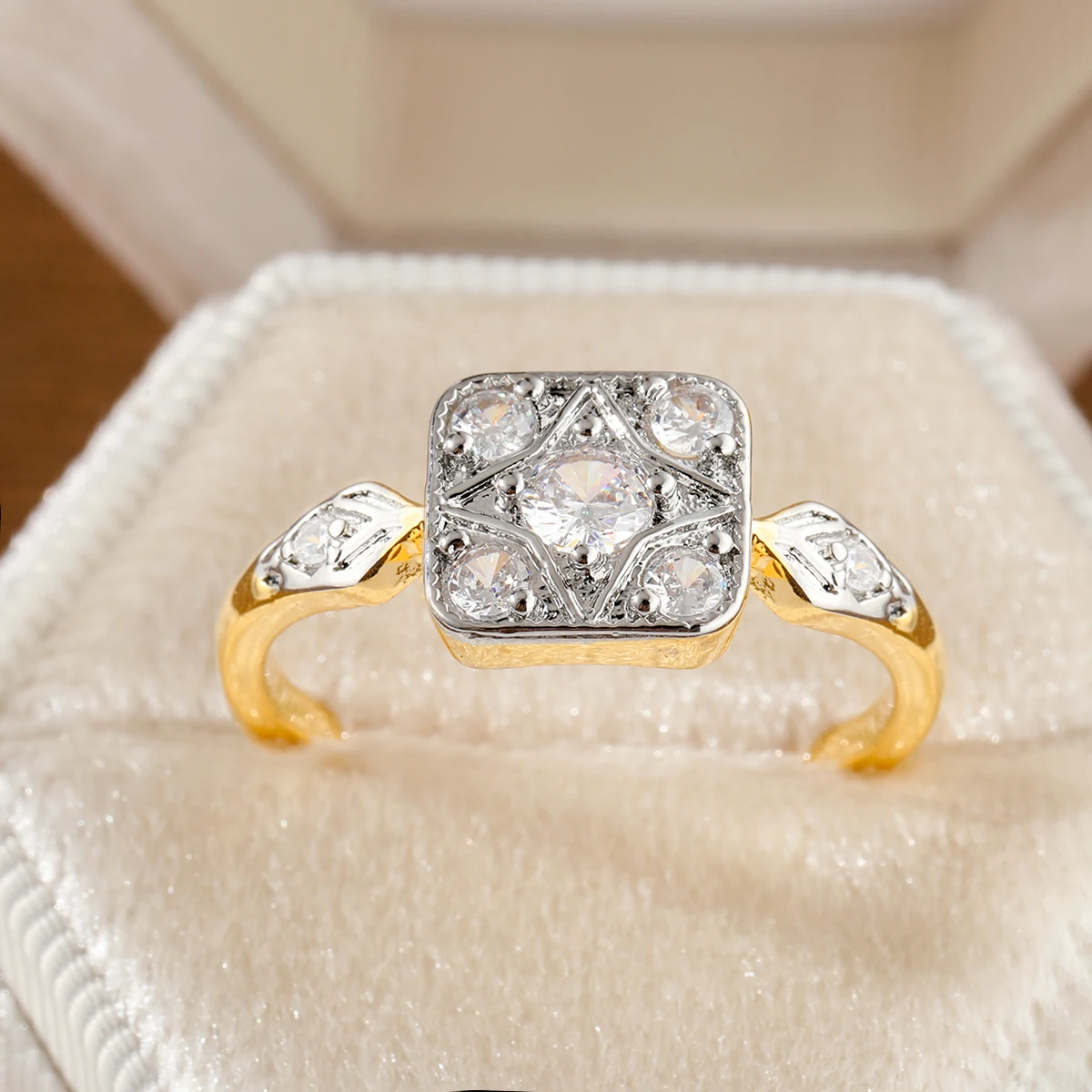 Luxuriöser, eleganter zweifarbiger quadratischer Ring mit mehreren Edelsteinen aus Kupfer für Damen, geeignet für formelle Anlässe. – Detail 3