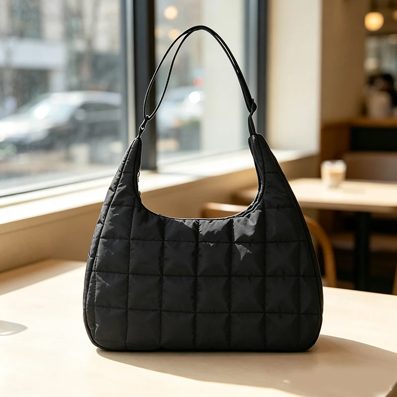 Minimalistische, gesteppte, voluminöse Tragetasche, modische Damen-Handtasche im Hobo-Stil, große Kapazität, gepolstert, tragbar, Winter-Schultertasche für den täglichen Gebrauch. – Detail 4