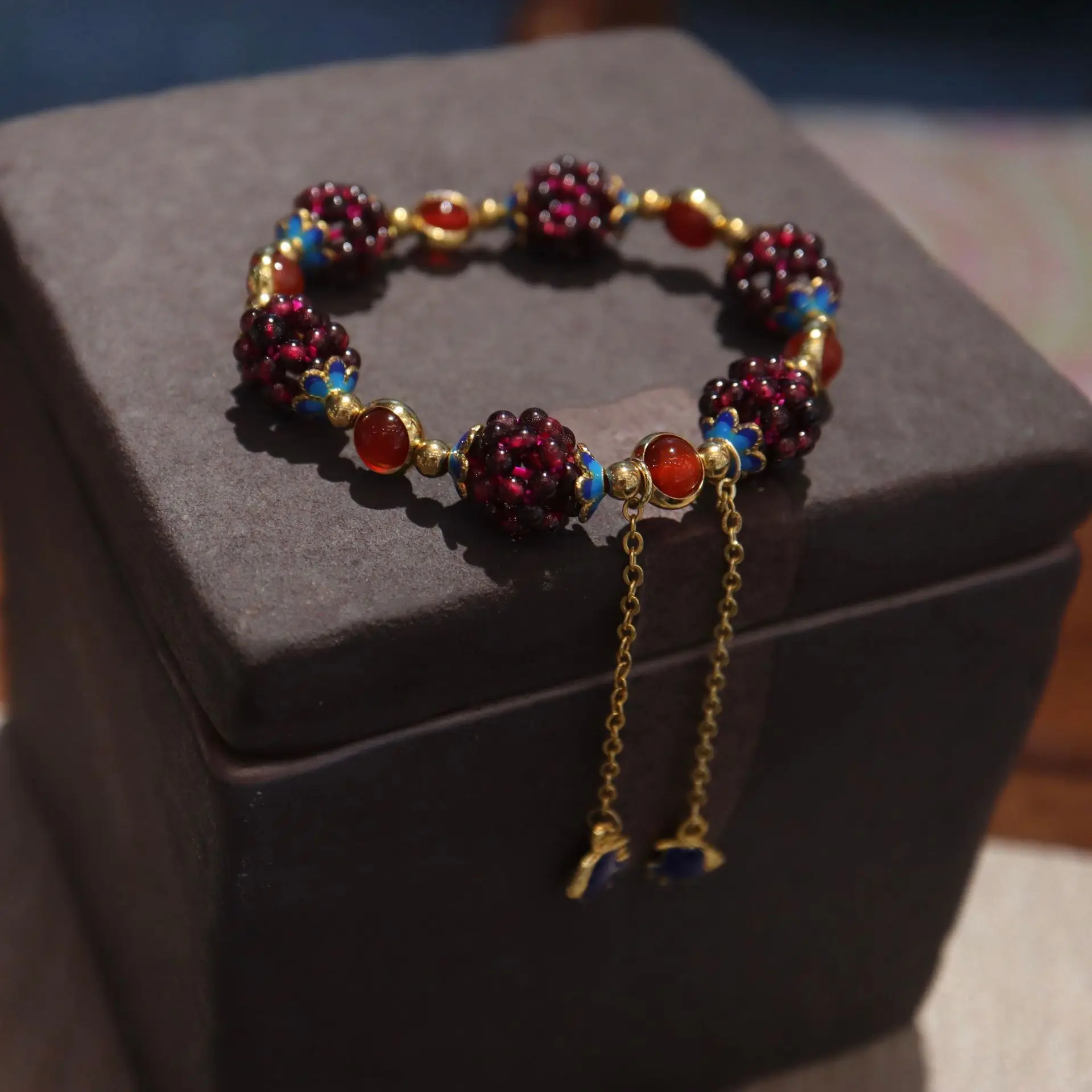 The stylish new garnet simple women's garnet bracelet with Tianhe Stone cloisonne accessory bracelet