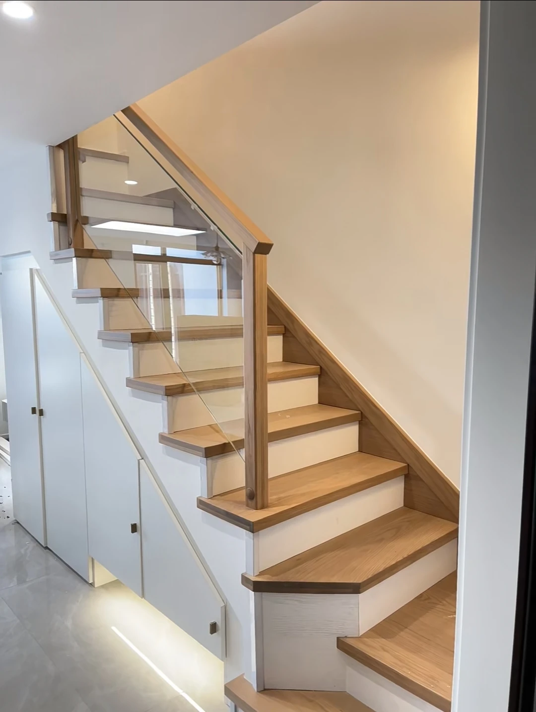 맞춤형 고품질 모던 디자인 실내 직선형 철제 계단 난간 탄소강 디딤판 맞춤형 티크 원목