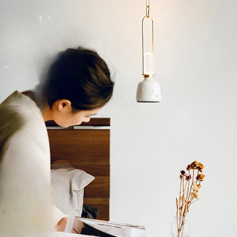 

Carry a marble portable lamp and a retro rechargeable desk