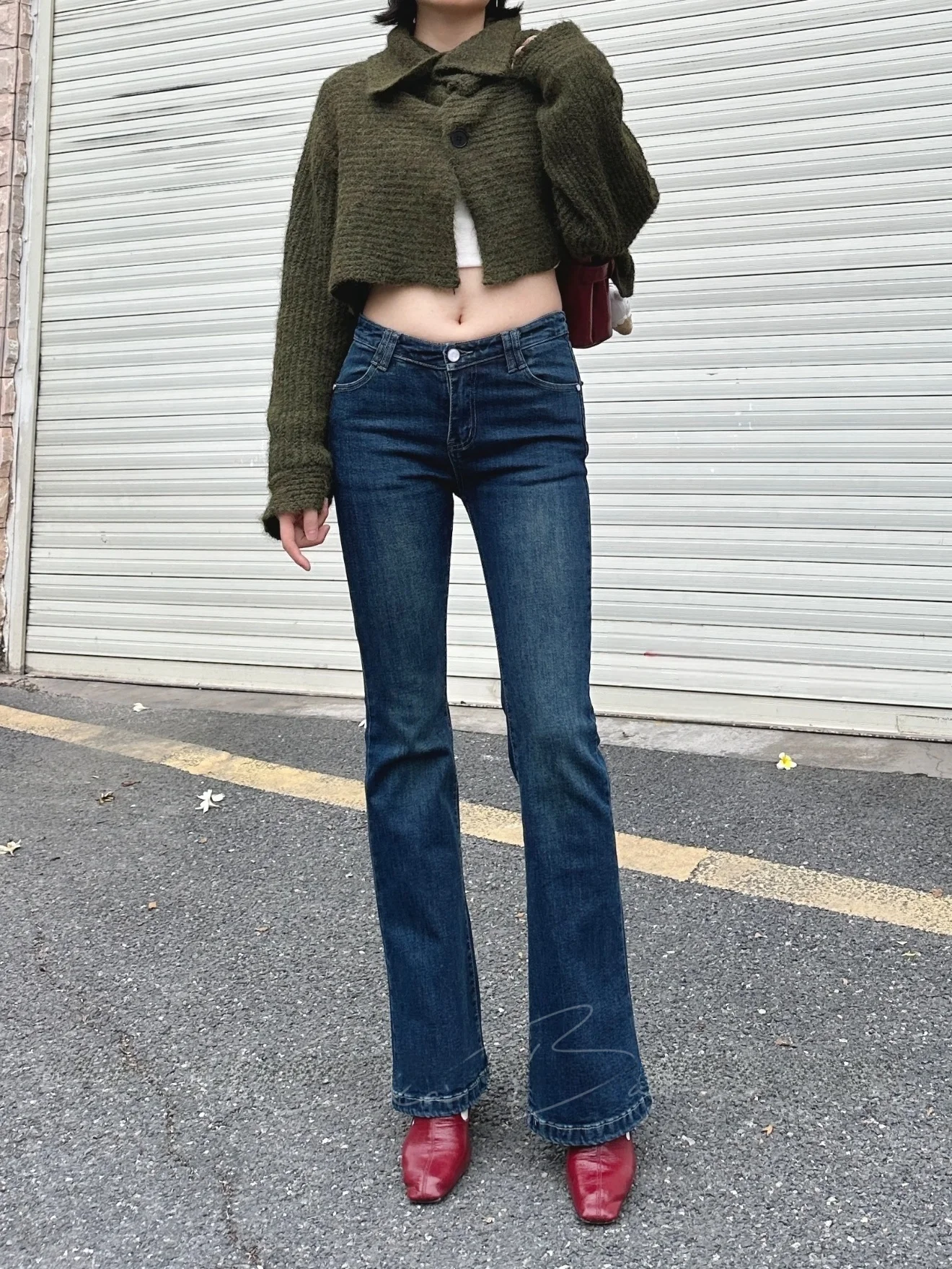 

Брюки-клеш с V-образным вырезом на талии, высокой посадкой, моделирующие фигуру, визуально удлиняющие ноги, из хлопкового стрейч-денима