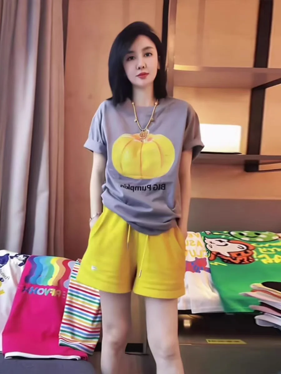 

Летний комплект с цветочным принтом: шорты и футболка с коротким рукавом для женщин. Стильный, стройнящий, премиальный, омолаживающий эффект. Комплект из двух предметов для дома и бега.