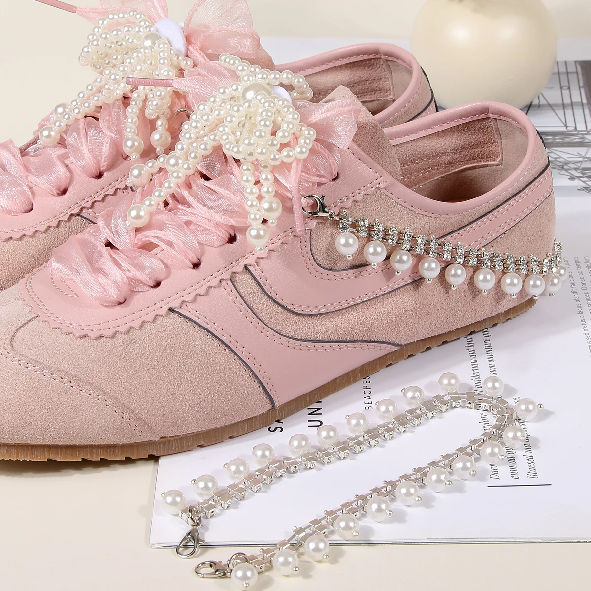 Schuhketten aus perlmuttfarbenem Metall | Zarter doppellagiger Schuhschmuck mit Schleifenverschluss | Elegantes Schuhzubehör für Damen – Detail 5