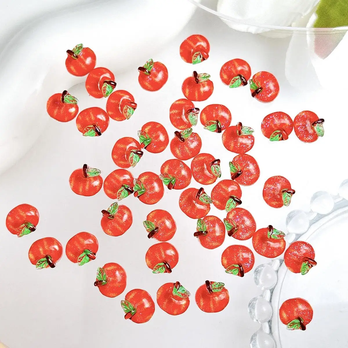 3D เรซิ่น Mini Red Apple อุปกรณ์ตกแต่งเล็บน่ารักการ์ตูน Glitter Apple เล็บ Charms อุปกรณ์สําหรับเล็บ DIY