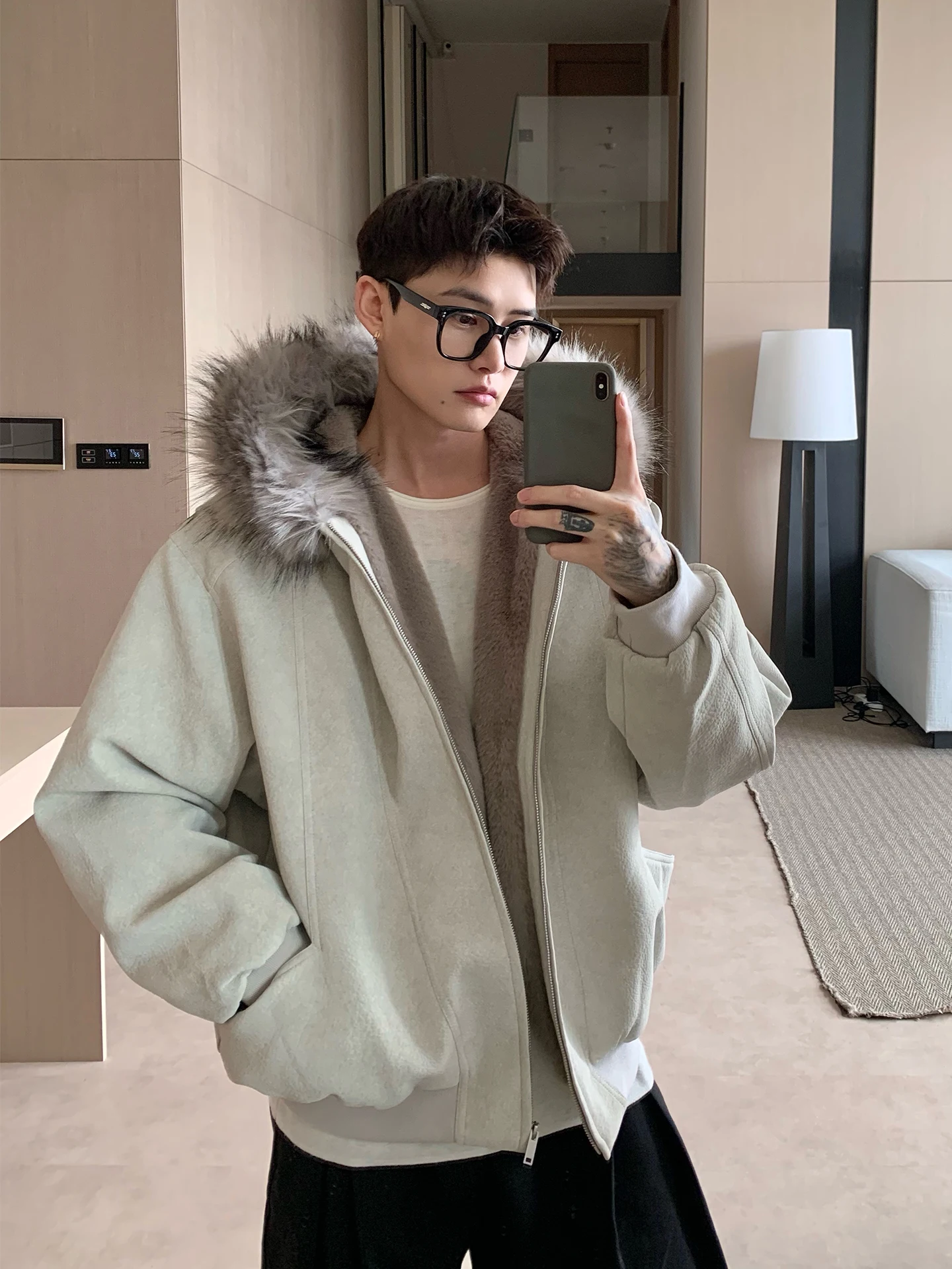 سترات رجالية لخريف وشتاء 2025 سترات جديدة سميكة بقلنسوة دافئة ومقاومة للبرد بلون سادة معاطف أنيقة للرجال بأكمام طويلة #4