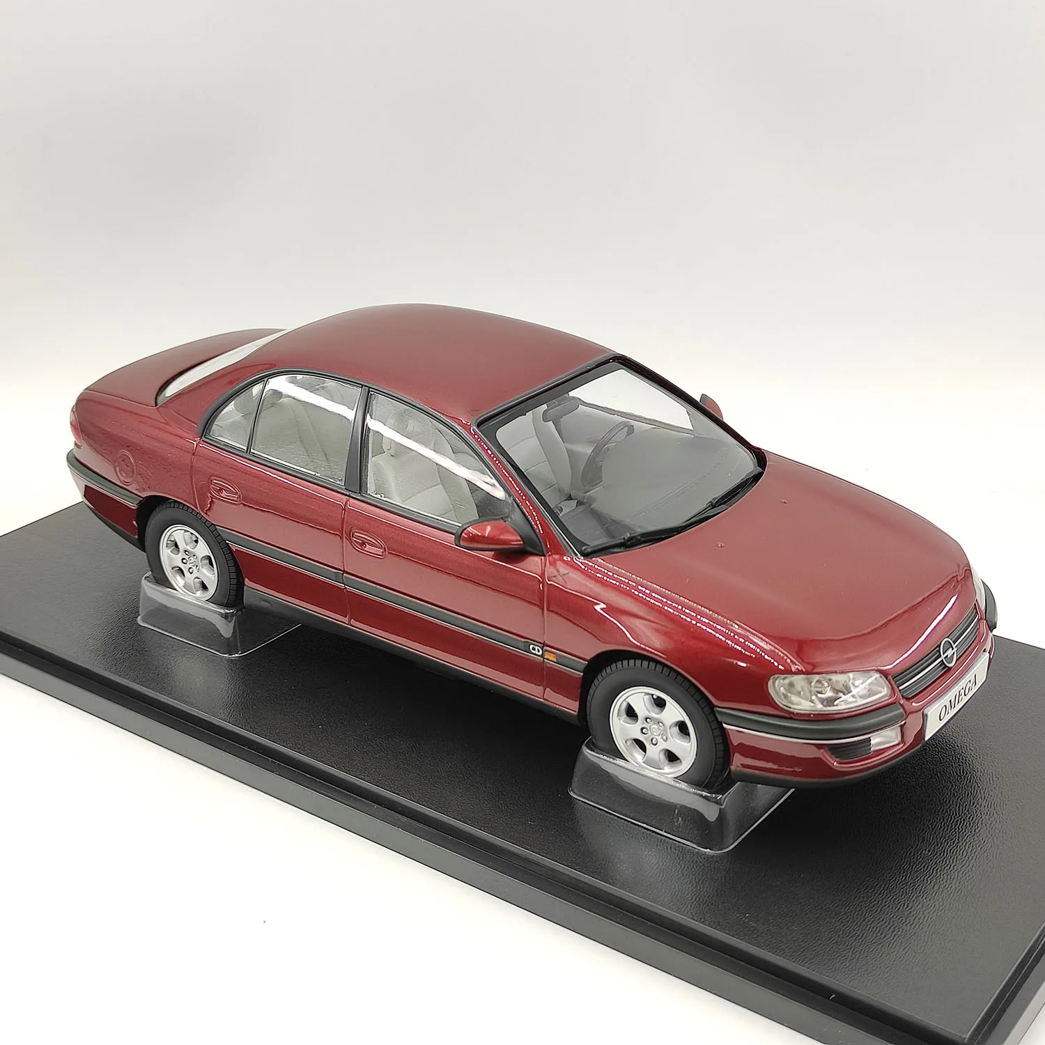 TRIPLE9 1:18 Scale 1996 Opel Omega B Red Alloy Car Model