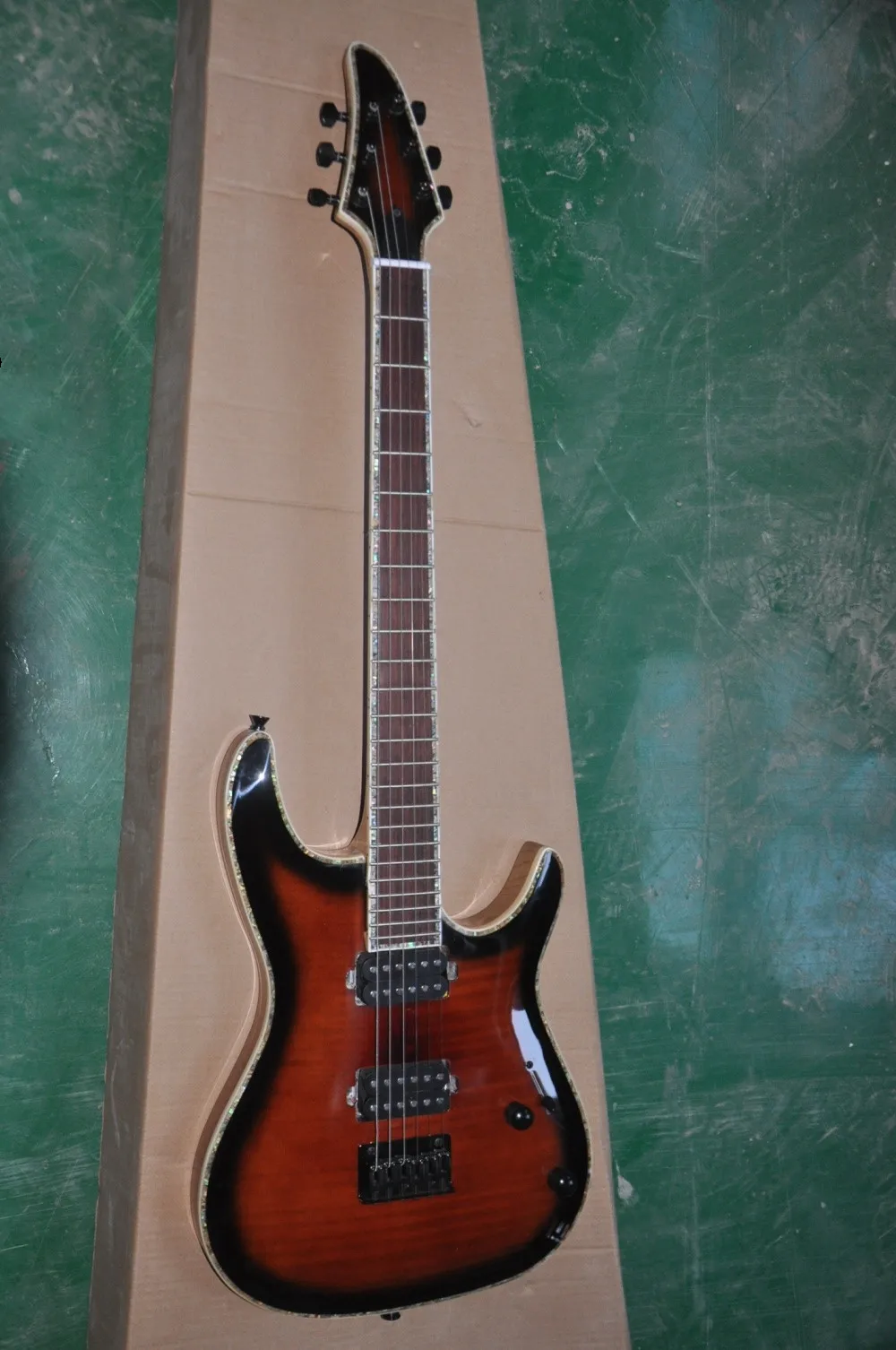 

6-струнная электрогитара с хромированной фурнитурой, грифом из палисандра, переплетом тамбарона, индивидуальное обслуживание