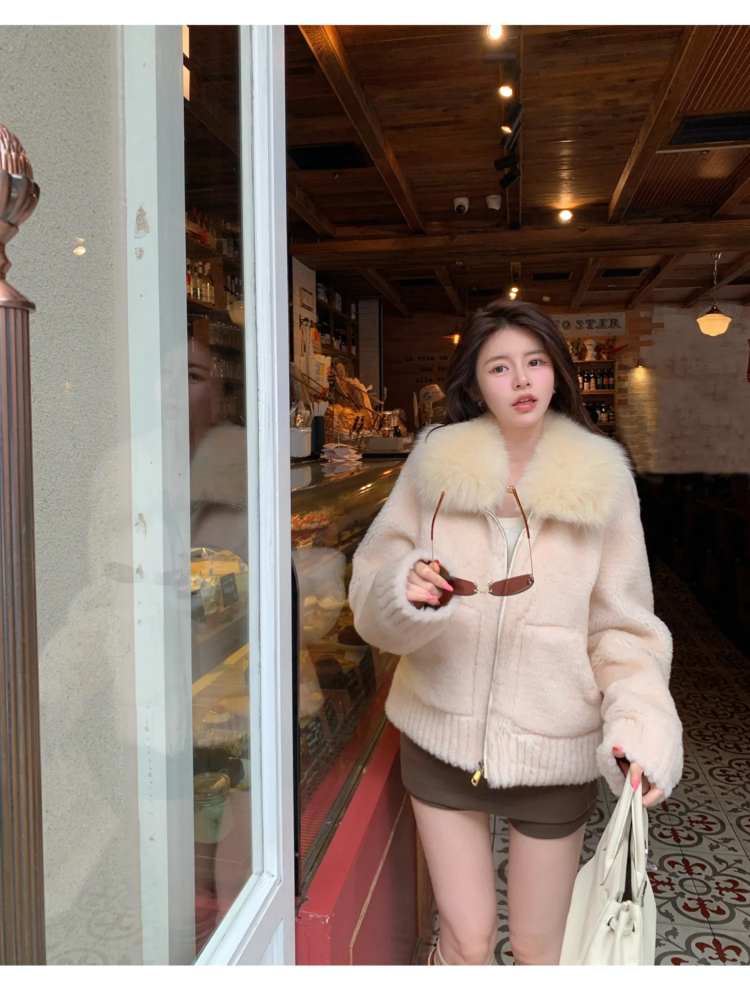 

Новая высококачественная зимняя шуба из овечьего меха с воротником из лисьего меха