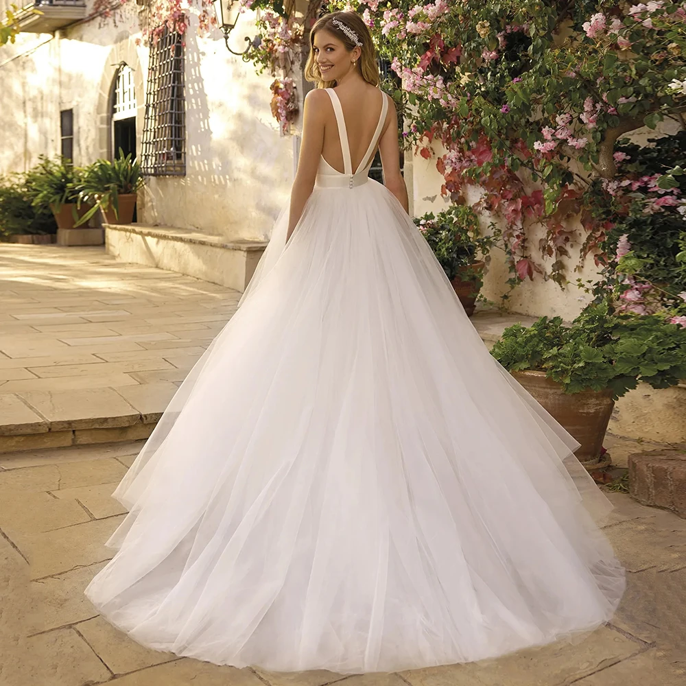 Classic Open Back A-line Wedding Dresses with Sleeveless V-neck Tulle Minimalist Sweep Train Bridal Dress Robe de mariée 2024