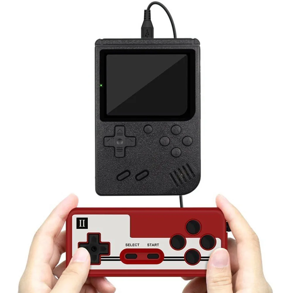 Um console de jogo pequeno portátil vermelho retrô clássico para crianças com centenas de carregamento de jogo pode ser conectado à TV