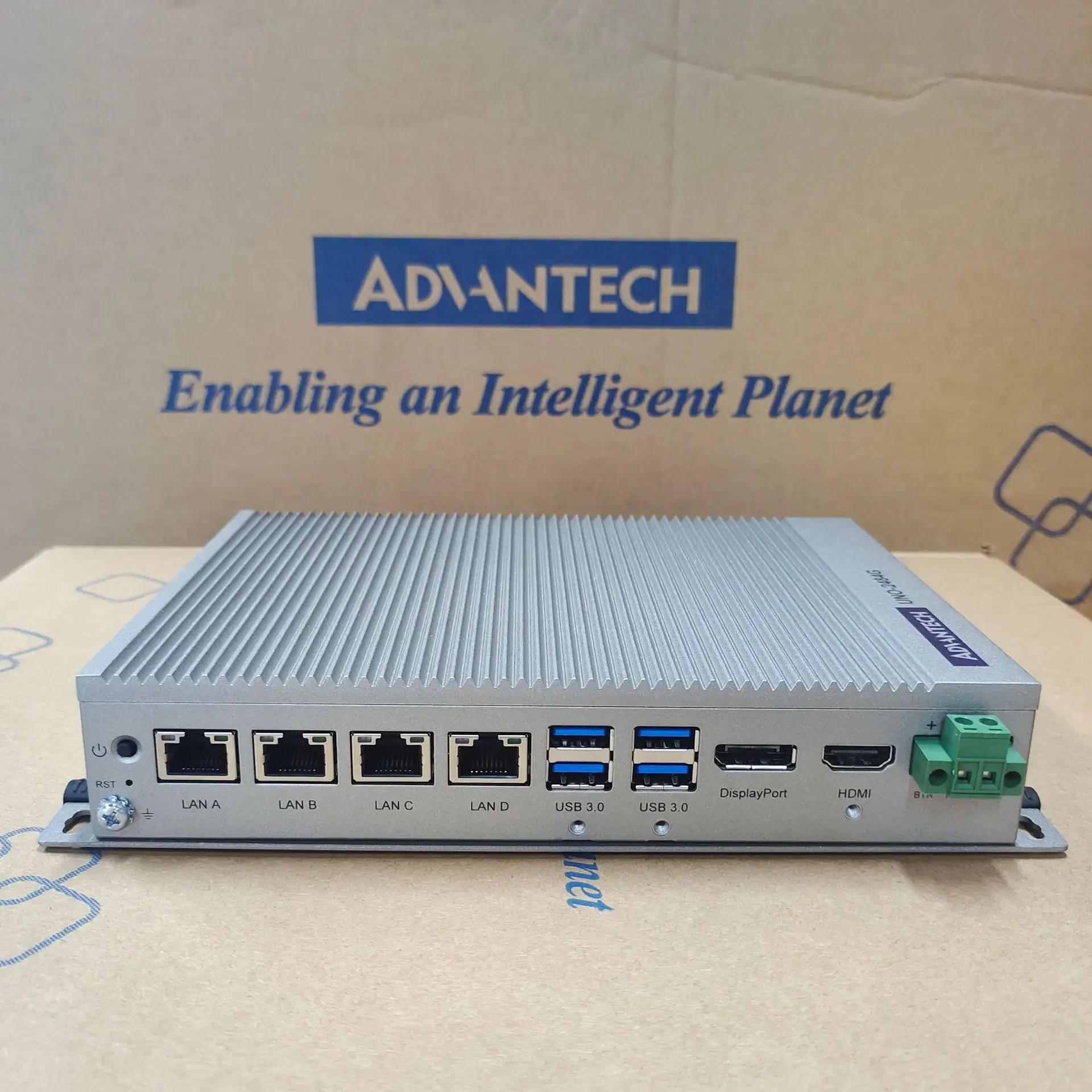 Taiwan Advantech Embedded Industrial Computer UNO-2484G Replaces UNO-2178A Fanless Industrial Computer Host