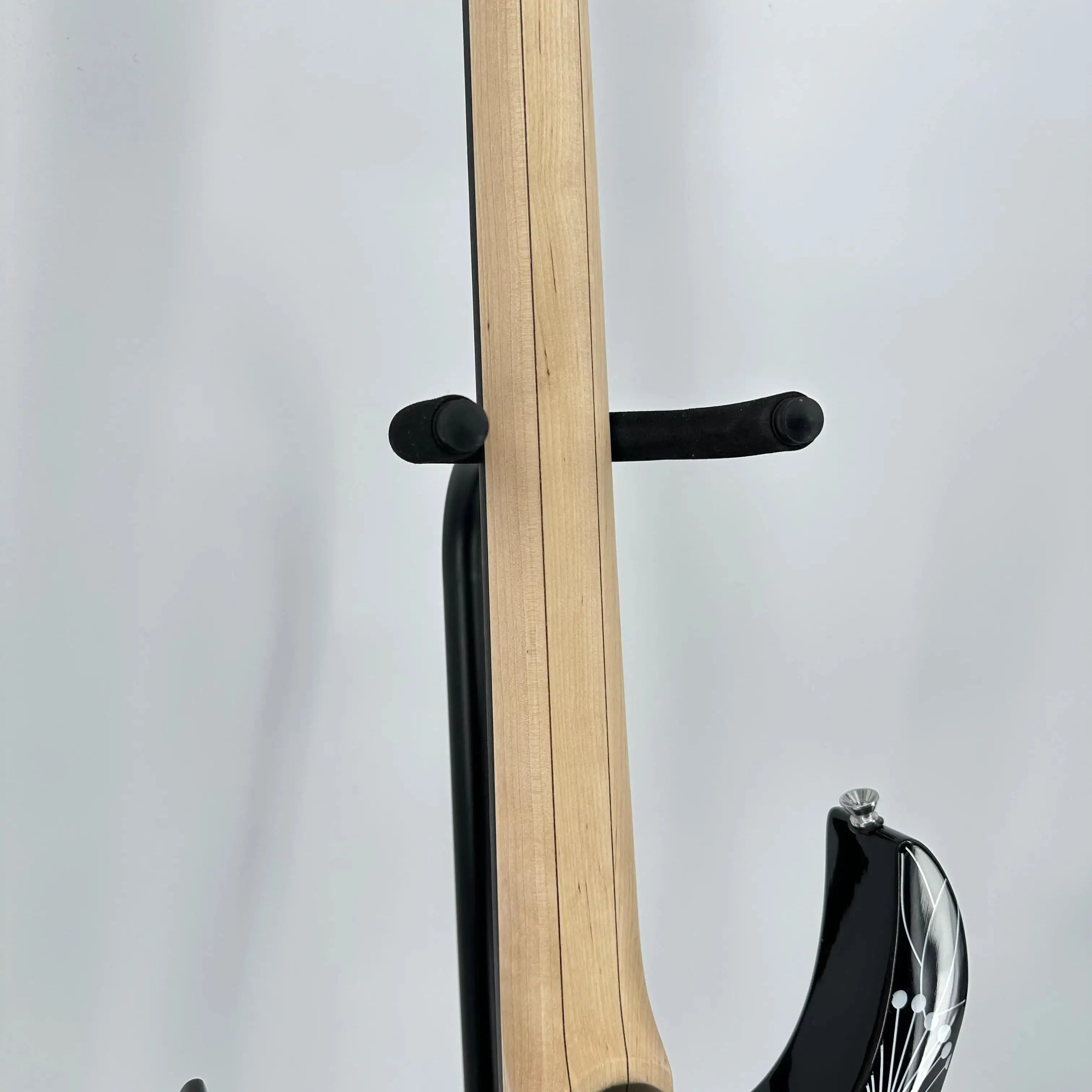 جيتار كهربائي أسود مع زهور بيضاء - عرض الصورة الجسدية - جسم خشبي - لوح فريتس من الخشب الأحمر - هدية تحت عنوان الجيتار - شحن مجاني #4