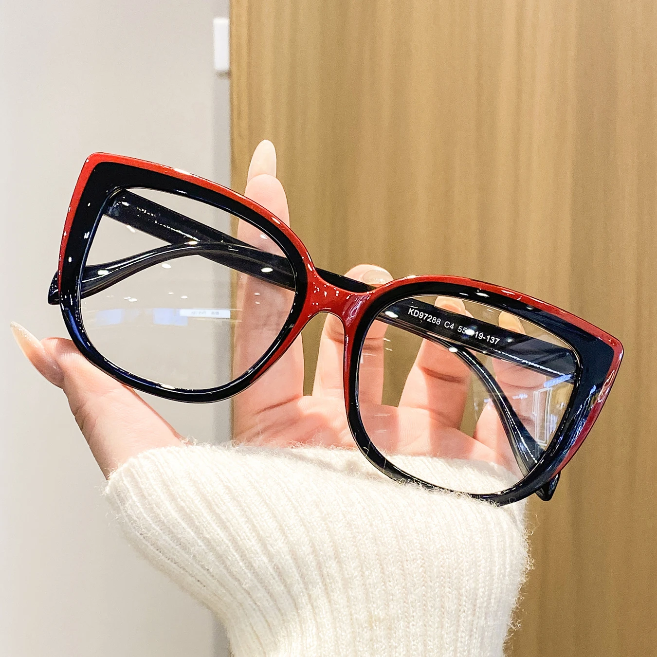 1 Pair of Women's Large-Frame Color-Blocked Cat-Eye Decorative Glasses, Stylish and Eye-Catching, Gentle and Elegant, Unique and Attractive, Suitable for Daily Commuting, Casual Outings, and Wearing with Friends
