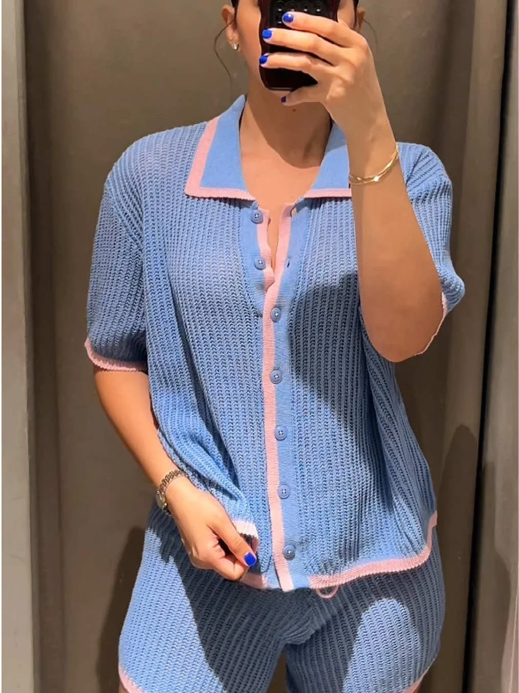 بدلة نسائية محبوكة غير رسمية كلاسيكية بأكمام قصيرة واحدة الصدر شورت برباط موضة جديدة 2025 بدلة شاطئ نسائية صيفية