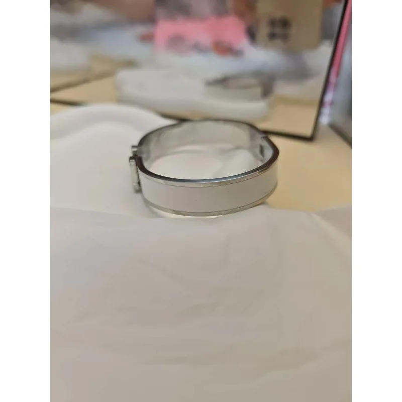 سوار H فاخر من المينا والتيتانيوم الصلب مع مشبك حروف أنيق