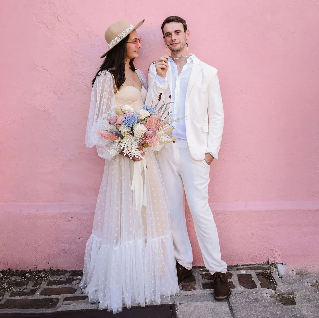 Una línea de vestido de novia de lunares con forma de corazón, mangas largas hinchadas simples, vestidos de novia de tul escalonados de princesa de playa Maxi personalizados