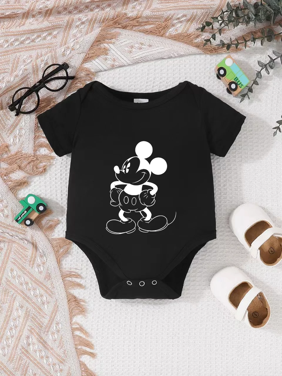 

Официально лицензированный детский трикотажный комбинезон Disney "Микки Маус" | Нежная и уютная ткань, ретро-принт с изображением Микки Мауса.