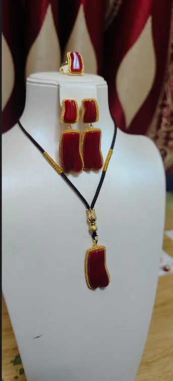 

Imitation Coral Non fading Nepal Gold Plated Pendant Necklace Set
