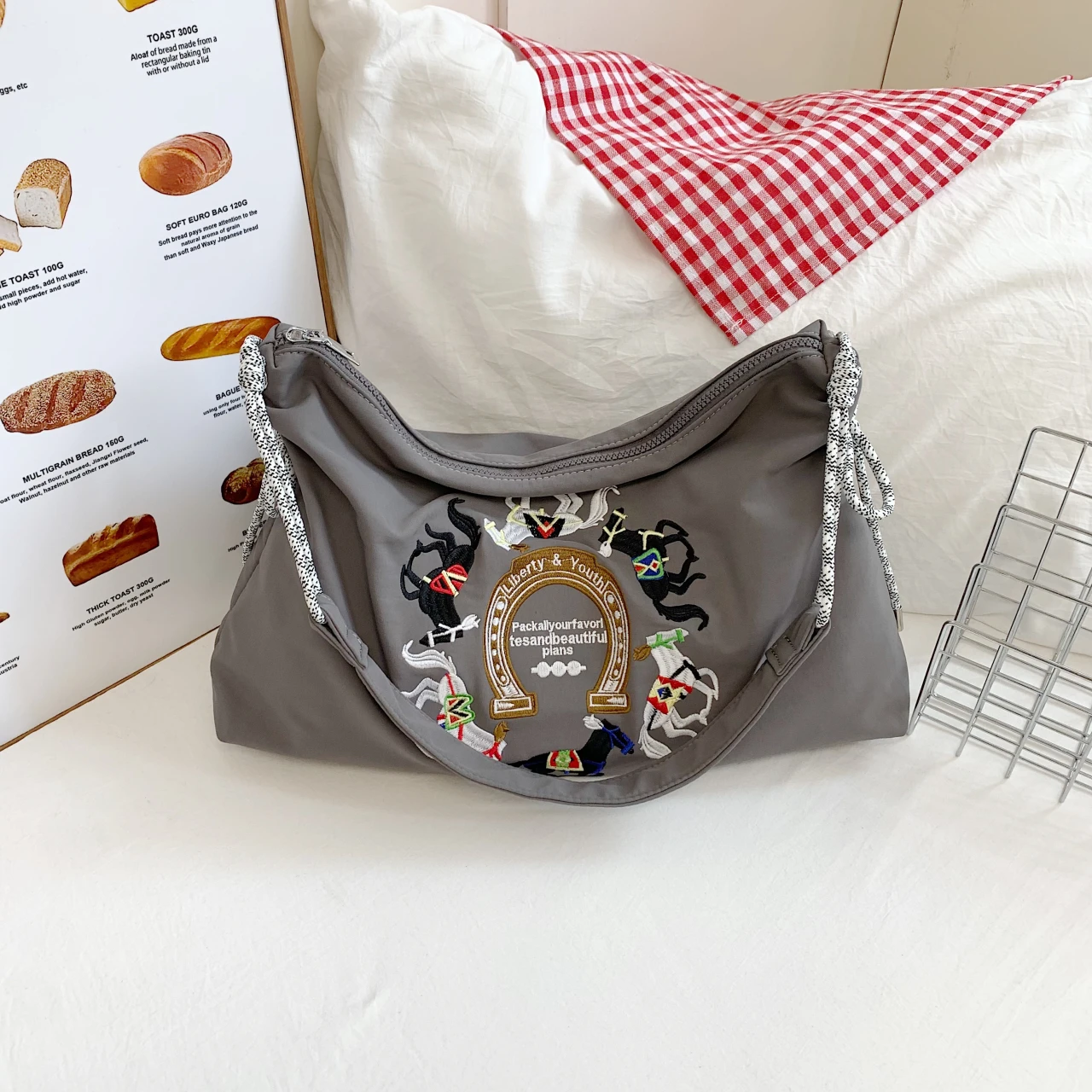 

Leisure Joker trend women's messenger bag fashion nylon unisex handbag large capacity travel retro handbag shopping bag.