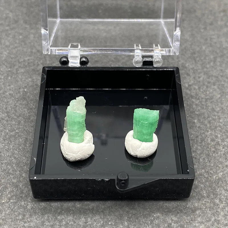 100%  Natural Emerald Mineral Specimens Stones and Crystals Healing Crystal   +Box size:35*35*35 mm