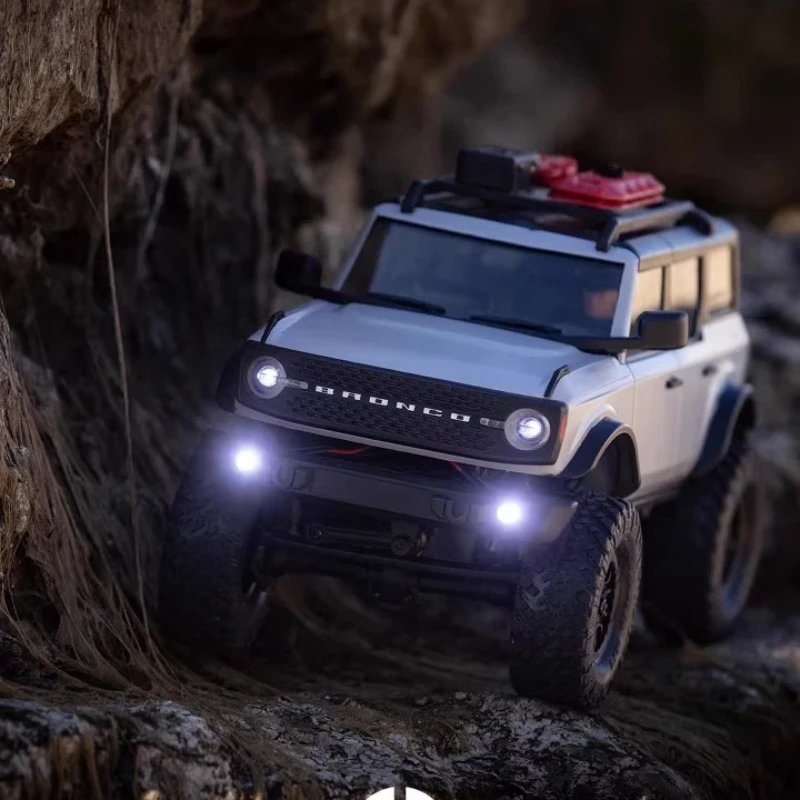 محوري 1/24 فورد برونكو Scx24 مركبة تسلق كهربائية يتم التحكم فيها عن بعد على الطرق الوعرة محاكاة السيارة