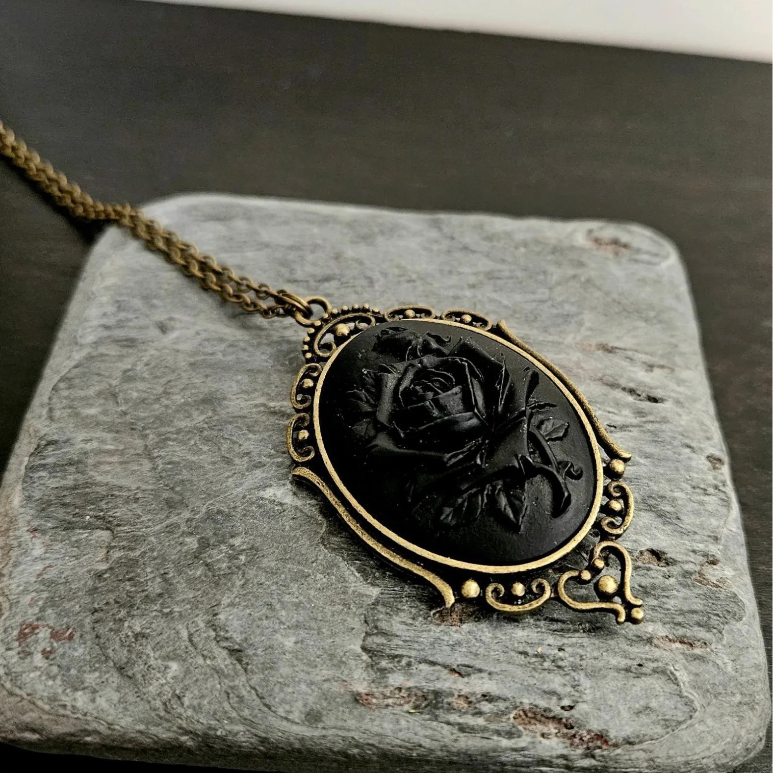 Retro and Trendy Oval Pendant  - đánh giá và giá Y2K Ethnic Fashion
