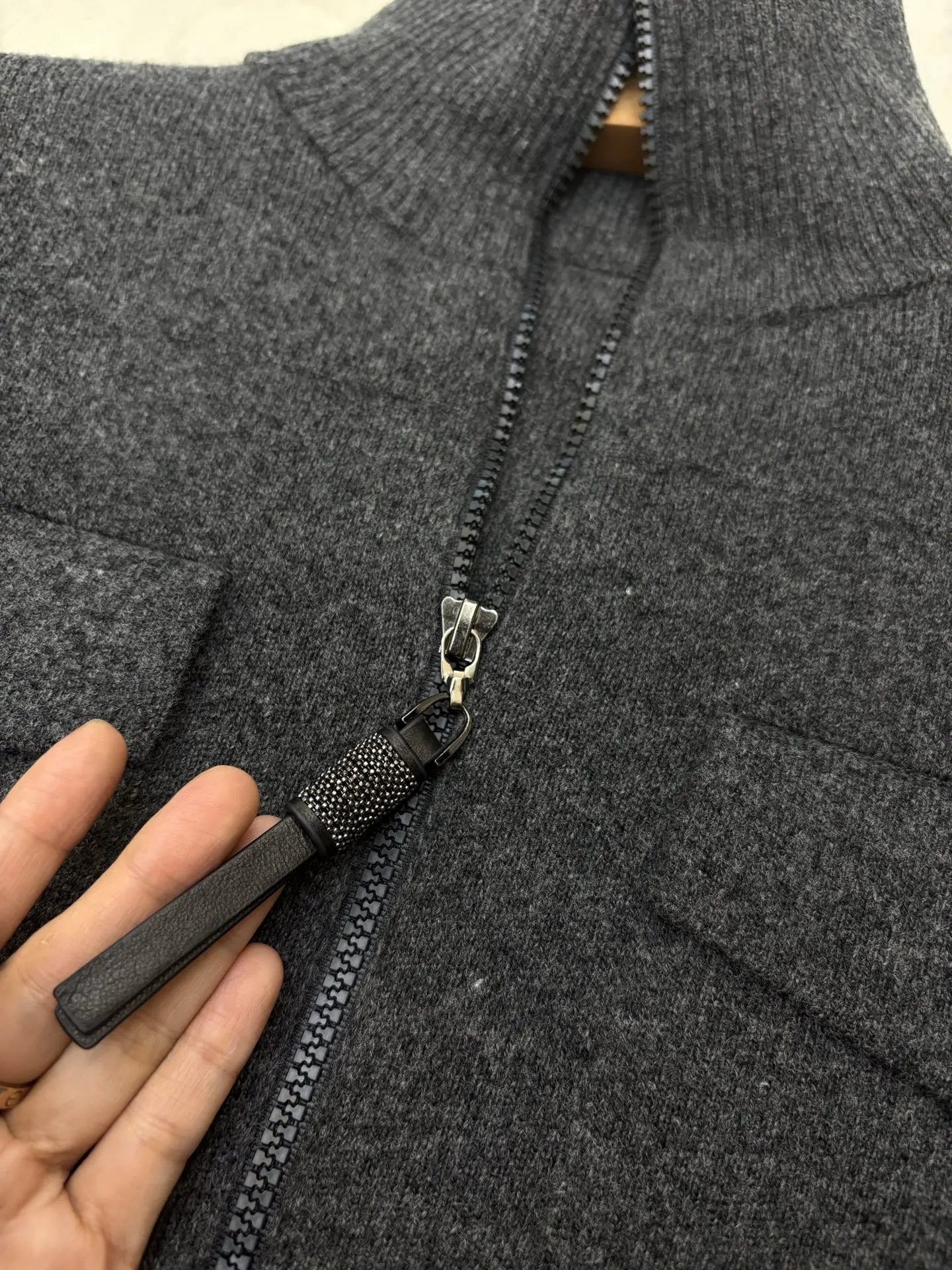 

Новый осенне-зимний высококачественный модный повседневный вязаный кардиган с высоким воротом + комплект юбки, темно-серый, женский