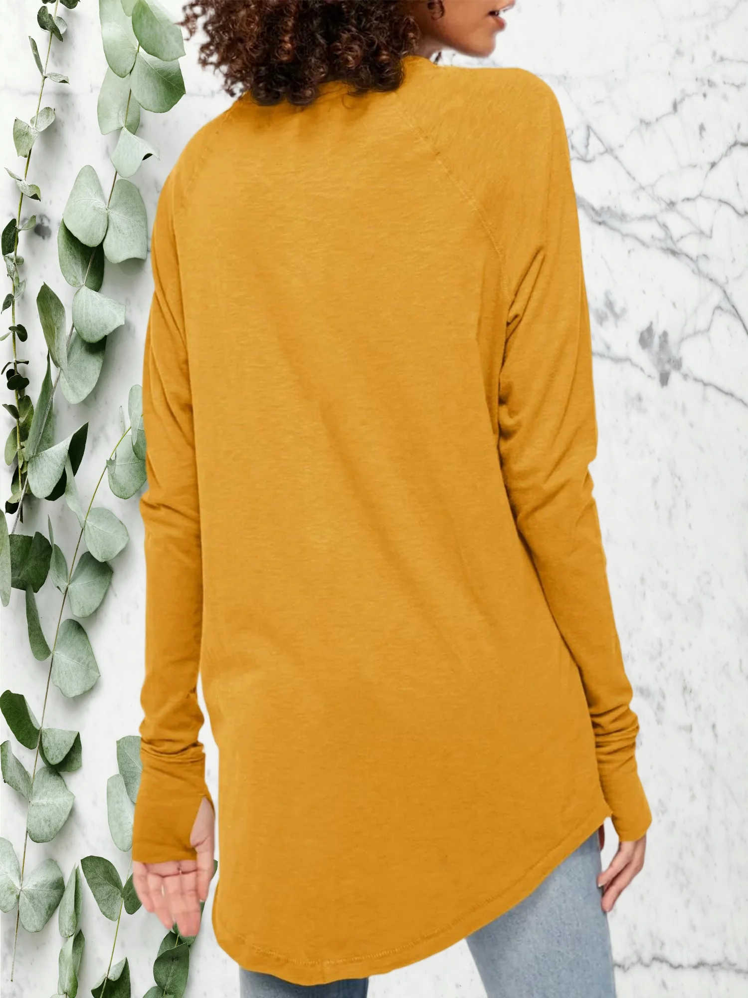 Damskie podstawowe koszulki z długim rękawem - okrągły dekolt, zaokrąglony dół, luźny krój, otwory na kciuki do noszenia na co dzień