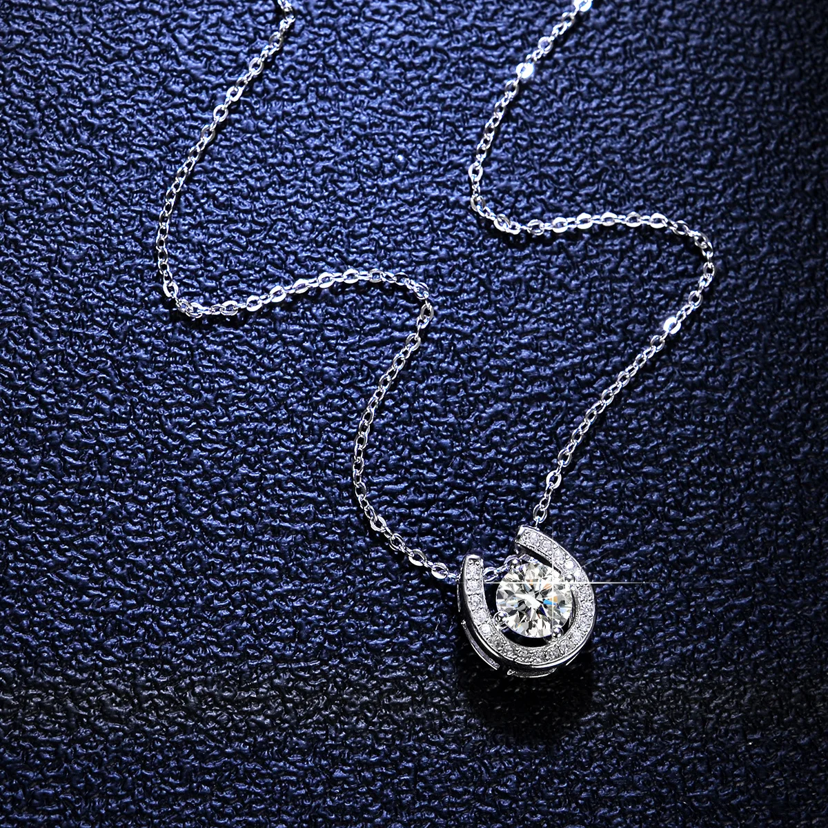 18K Gold Inlaid Pendant, Moissanite Ins Necklace, Women's Horseshoe Pendant, Platinum PT950 Diamond Collarbone Chain