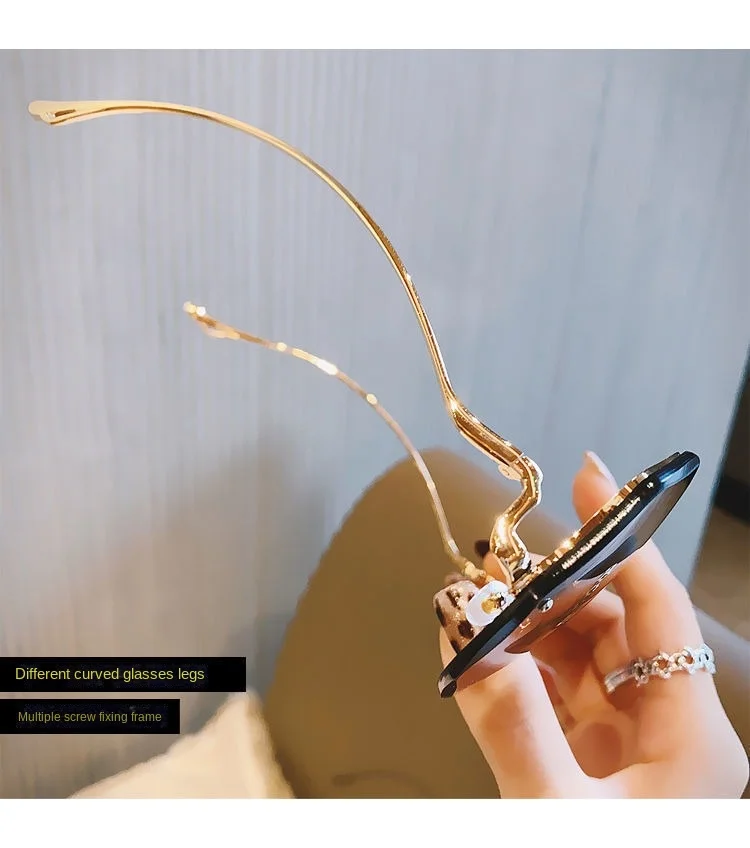 نظارات شمسية عصرية عصرية مضلعة بدون إطار بحافة مقطوعة للنساء بأرجل معدنية منحنية وصورة عصرية للشارع