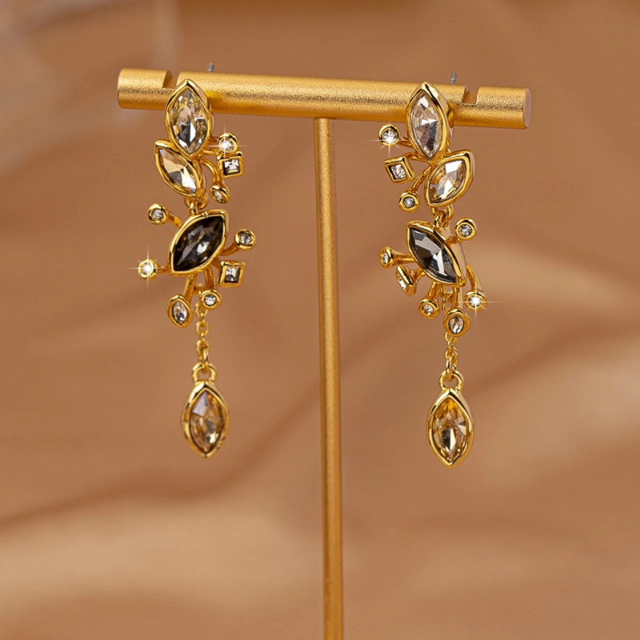 

Genius Original Design Copper-plated Gold-plated Special-shaped Full Diamond Earrings