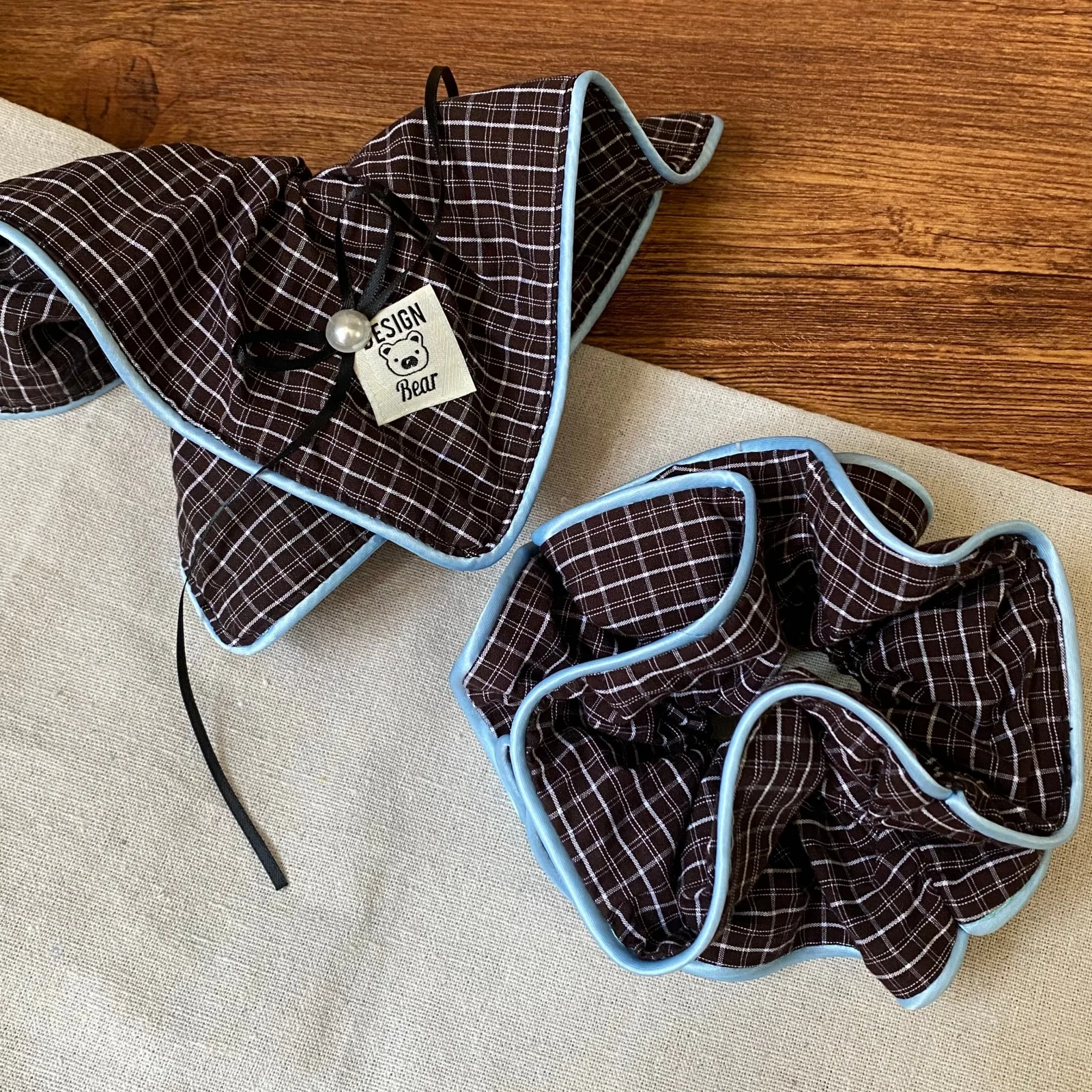 1PC 헤어 액세서리 세트, 브라운 체크무늬 리본과 블루 트림이 있는 스크런치, 곰 라벨, 소녀들을 위한 귀여운 헤어 장식