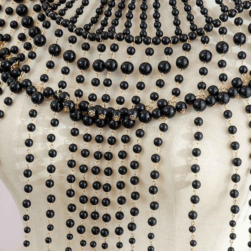 Collana di scialle di perle in bianco e nero di moda europea americana collana di abbigliamento multistrato catena di gioielli per abiti da sposa