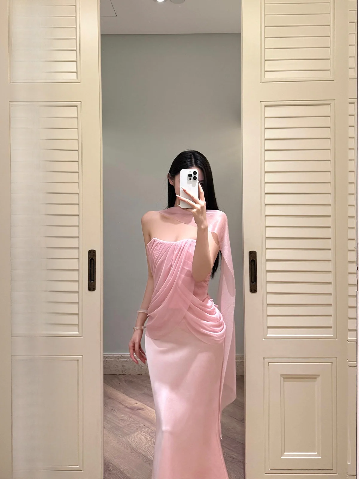 

Розовый комплект из двух предметов: топ с рюшами и сеткой, атласное платье-макси с шлейфом и коротким рукавом, круглый вырез, для взрослых.