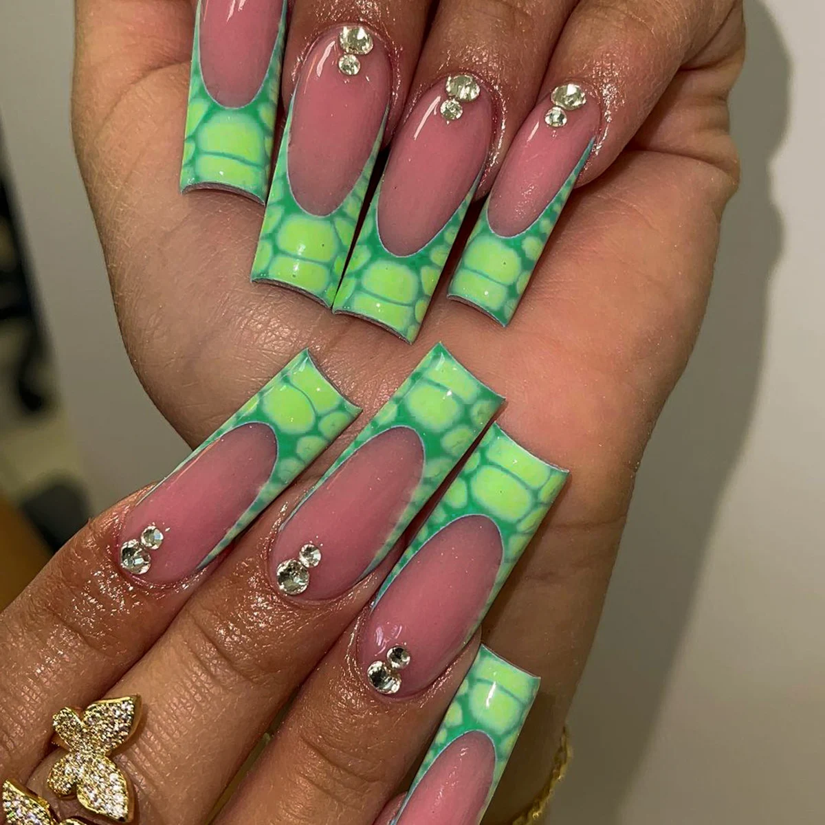 

24pcs Super Long Rectangular Nail Stickers Green Crocodile Pattern French Polka Dot Pattern 3d White Flash Diamond Nail Art Set