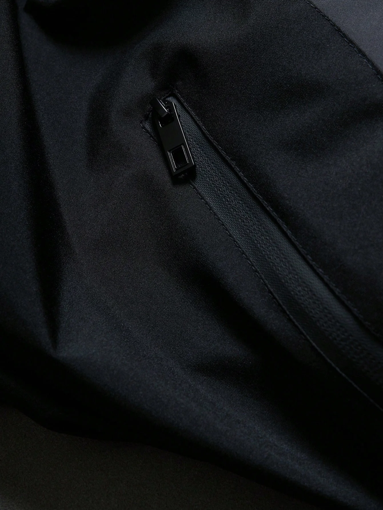 Herren-Windjacke mit Kapuze und Farbblock-Design, aufgedrucktem Logo auf der Brust, verstellbarer Kapuzenkordel und Kordelzug am Saum, elastischen Ärmelbündchen, lockerer, kurzer Schnitt, strapazierfähiges Material, lässige Outdoor-Jacke für Herbst und Winter. – Detail 6