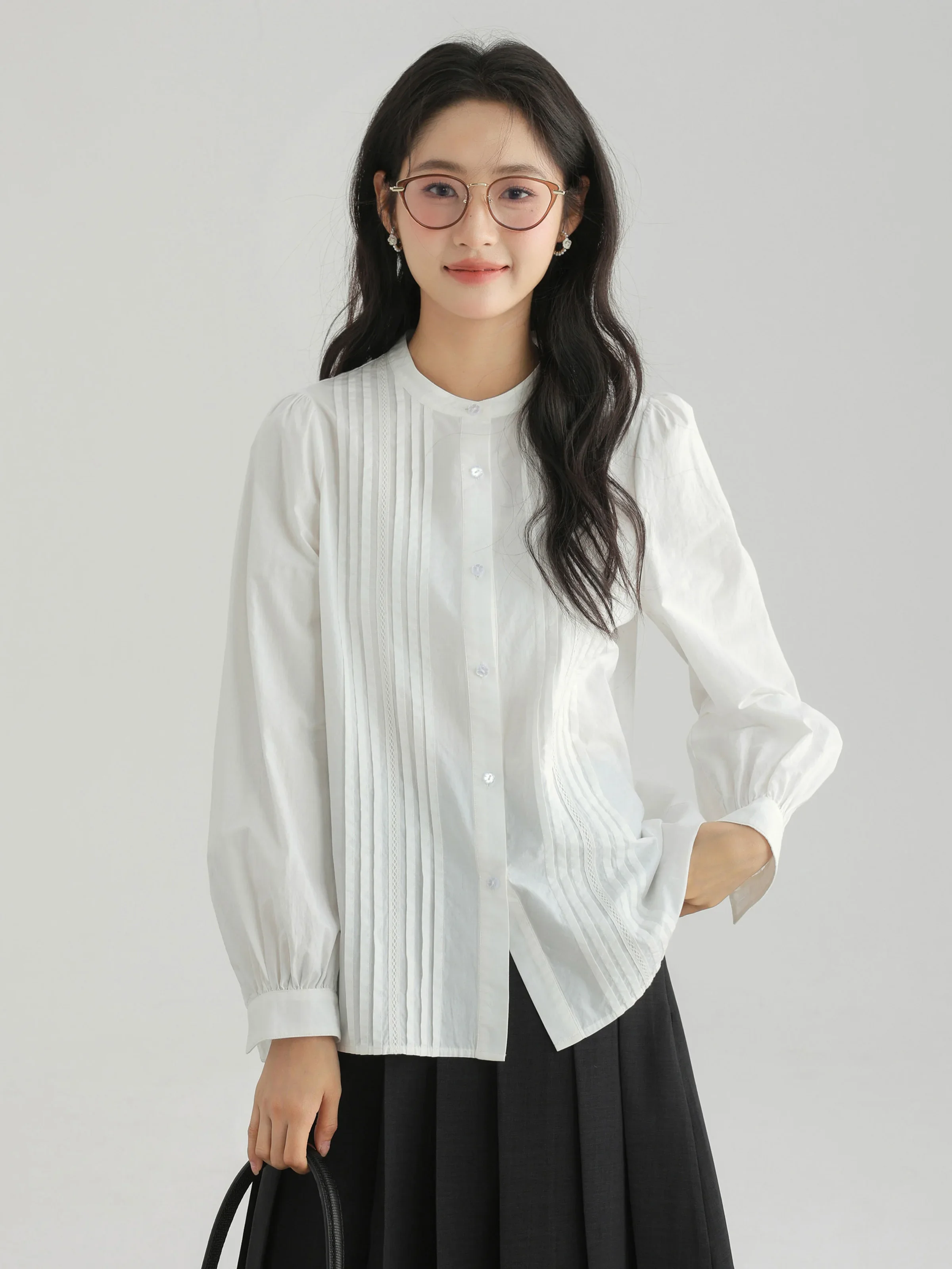 

Elegant French-style Pleated Blouse with Delicate Lace Trim, Perfect for Both Casual and Office Wear Ideal for Spring and Autumn