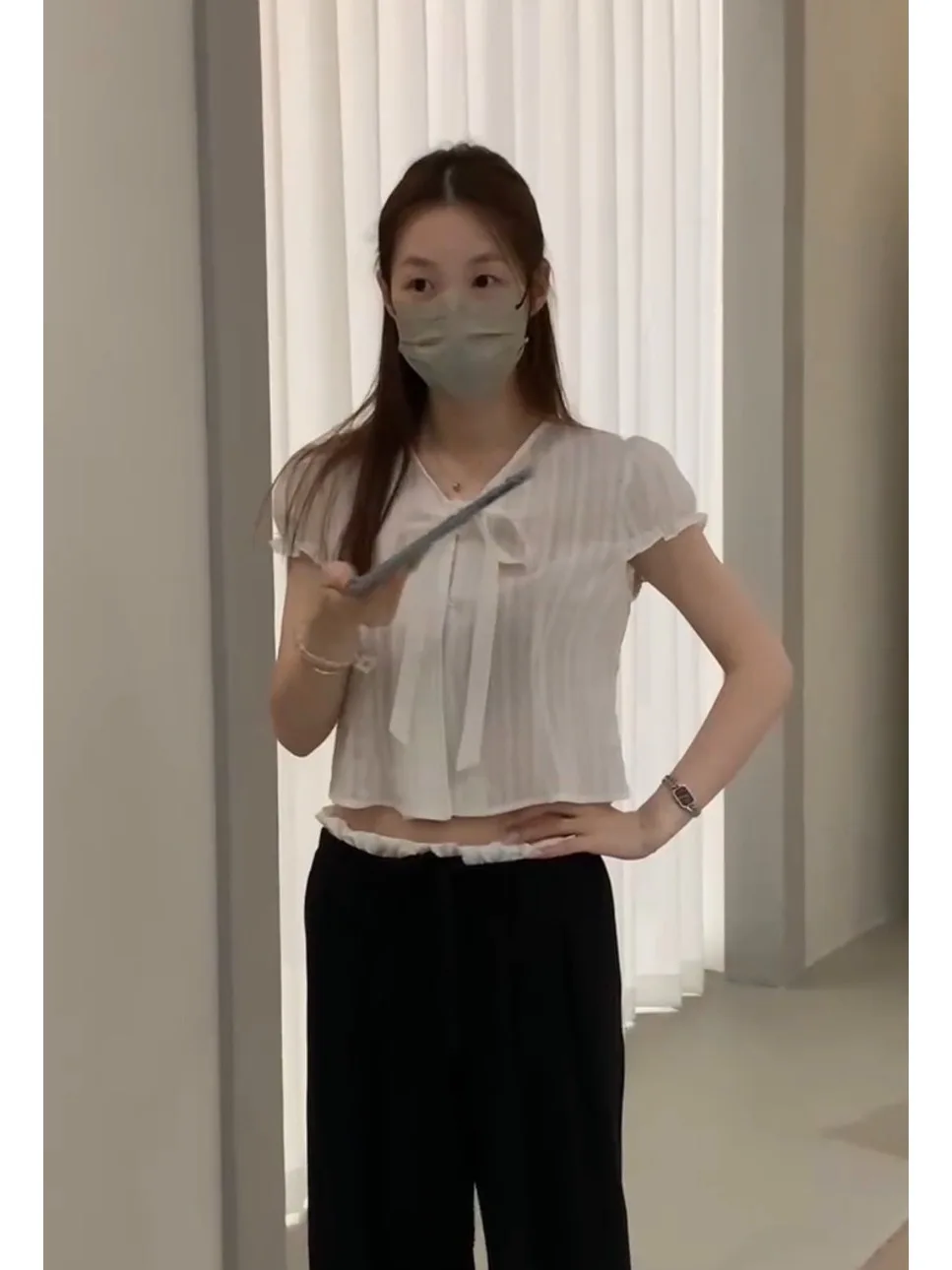 

Французская летняя женская блузка с V-образным вырезом, бантом и рукавами-фонариками, белая, дышащая, свободного кроя, из хлопка и полиэстера, с эффектом омоложения