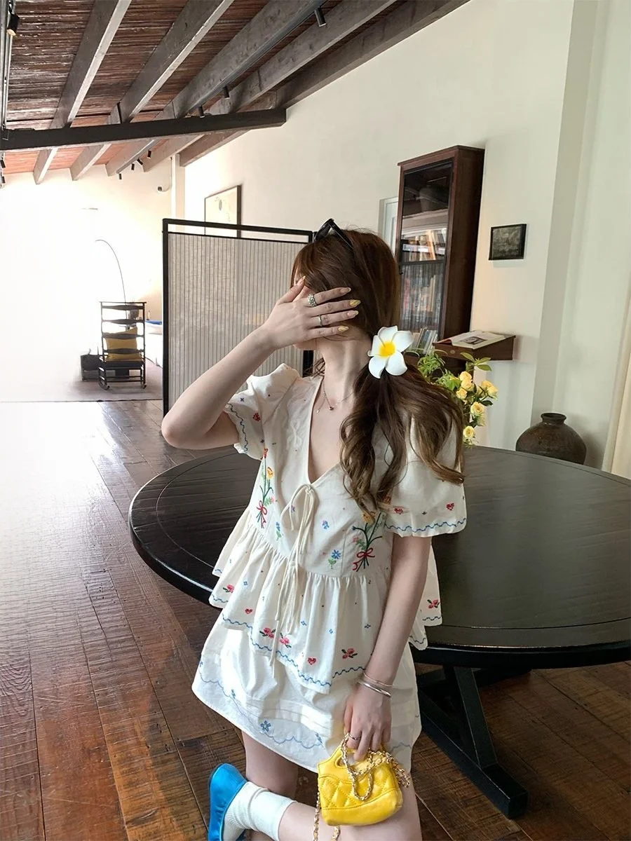 

Комплект из двух предметов Alice Sweet Dream: рубашка с объемной вышивкой и юбка А-силуэта из хлопка, летний модный женский костюм