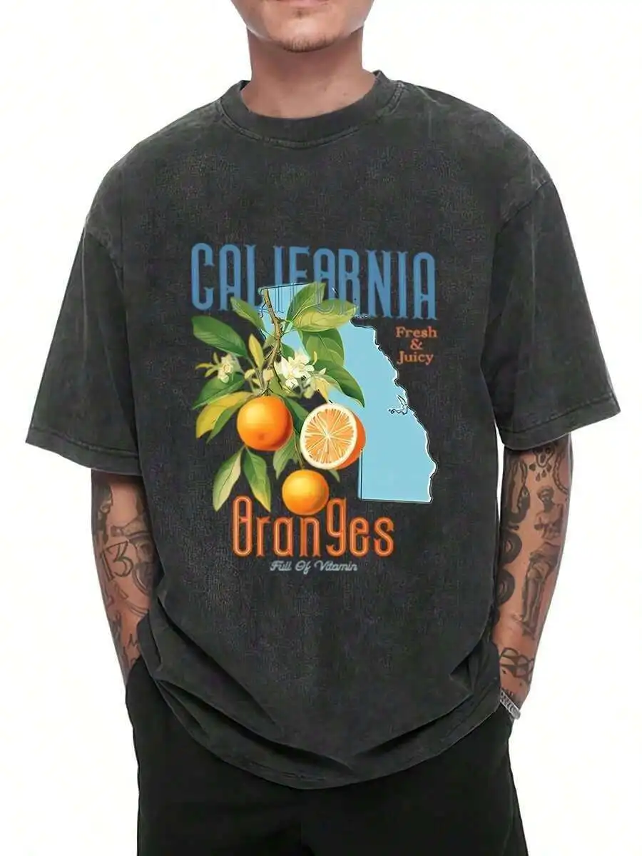 Camiseta vintage de manga corta con un estampado naranja de California fresco y brillante, junto con la palabra "CALIFORNIA". Tiene un ajuste holgado
